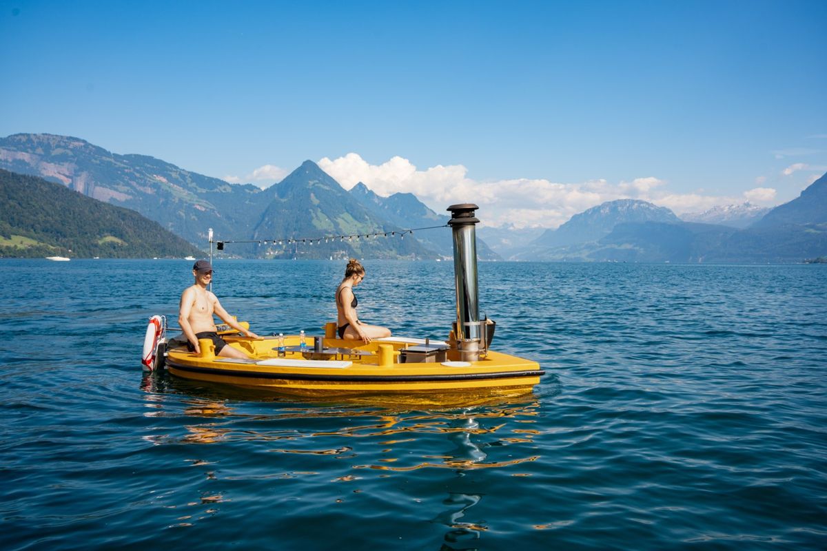 Grillboot auf dem See