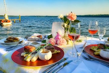 Gedeckter Tisch am See